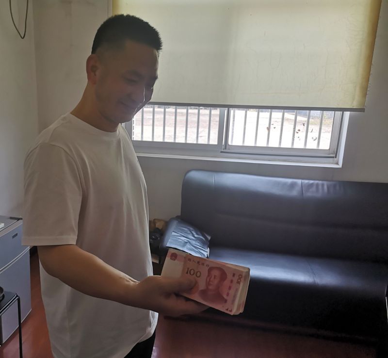 點(diǎn)贊！拾金不昧好的哥 萬元現(xiàn)金物歸原主